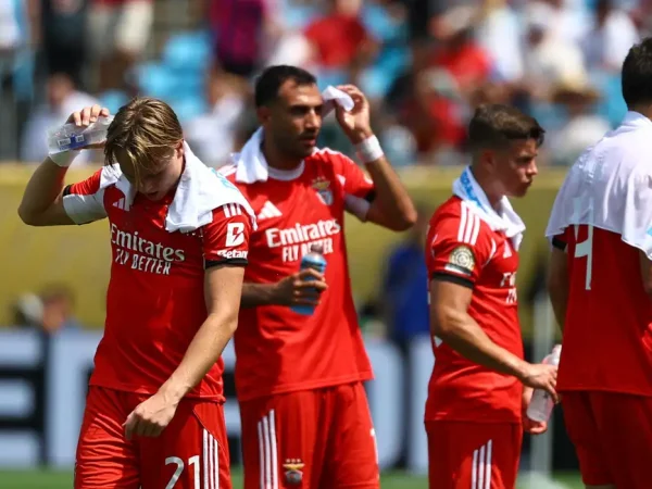 Jogadores do Benfica em jogo contra o Bayern de Munique
 24/6/2025    REUTERS/Kai Pfaffenbach