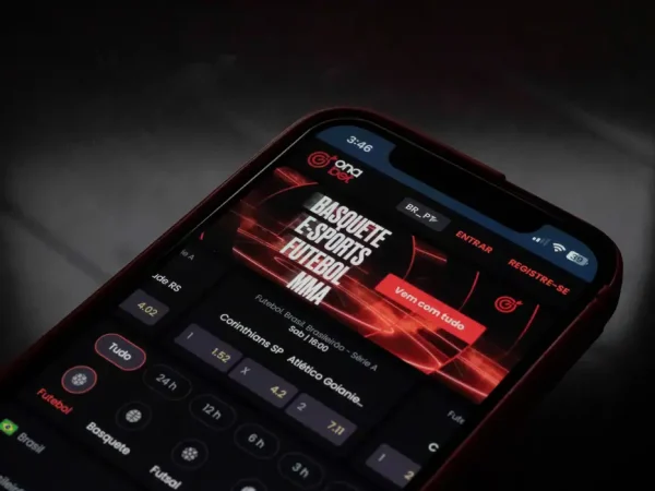 Ilustração de aposta online em celular 
 19/9/2024   REUTERS/Alexandre Meneghini