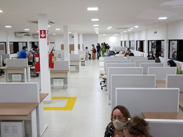 Biblioteca distribui livros de graça aos visitantes na semana do livro — Foto: Sara Cardoso/Inter TV Cabugi