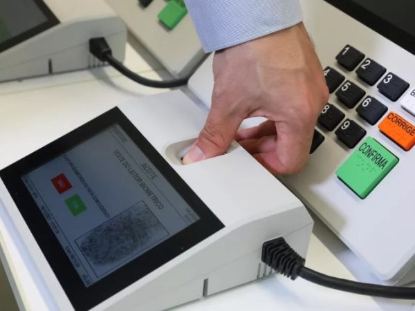Identificação do eleitor por meio de biometria. — Foto: Antonio Augusto/secom/TSE