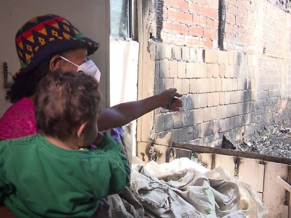 Bisavó entra em casa tomada por incêndio e salva bebê de 11 meses que dormia no local, em Pinhais — Foto: Andrei Cunico/RPC