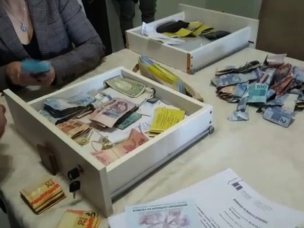 Dinheiro encontrado durante operação é contabilizado (Foto: TV Anhanguera/Reprodução)