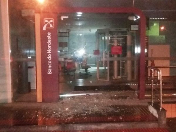 No ataque de julho, vidraças da agência também foram estilhaçadas (Foto: Divulgação/PM)