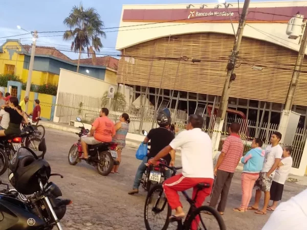 População de Santo Antonio, RN, em frente à agência do Banco do Nordeste atacada pelos criminosos durante a madrugada — Foto: Redes sociais