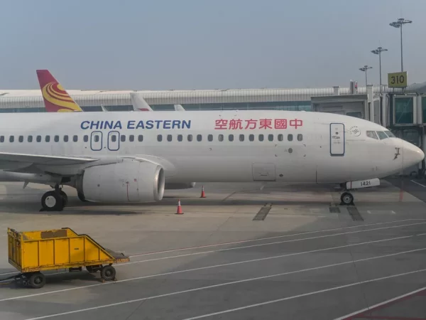 Boeign 737-800 da China Eastern Airlines no aeroporto internacional de Wuhan, em fevereiro de 2021 — Foto: Hector Retamal / AFP