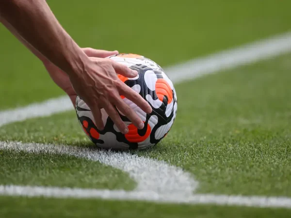 Jogador posiciona bola para cobrança de escanteio em partida da Premier League -  campeonato inglês