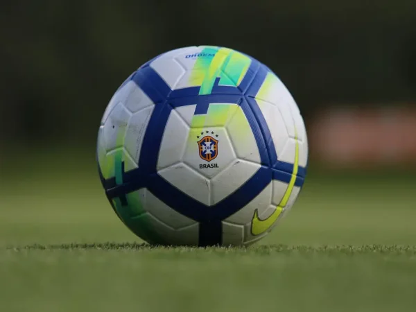 bola - gramado - futebol -  Tirada em 7 de setembro de 2018