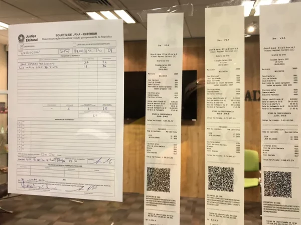 Fotos dos boletins de urna na embaixada brasileira, na Nova Zelândia — Foto: Luísa Pécora/g1