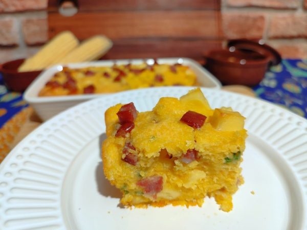 Bolo de milho salgado com calabresa e queijo coalho — Foto: Inter TV Costa Branca