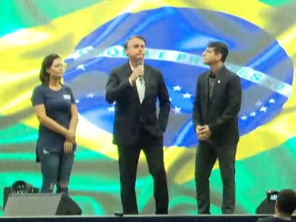 'Nós estamos mudando paradigmas', diz Jair Bolsonaro em discurso na igreja — Foto: Reprodução
