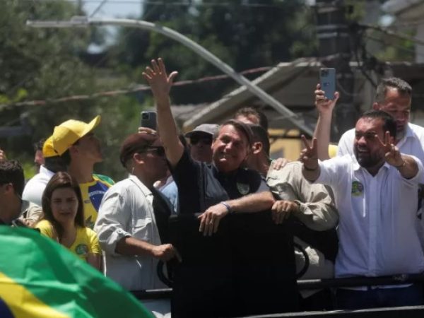Presidente Bolsonaro acena para apoiadores. — Foto: Reprodução