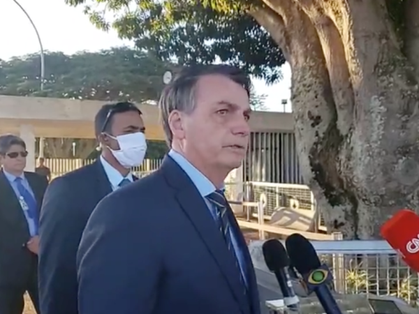 O presidente Jair Bolsonaro durante entrevista à imprensa na portaria do Palácio da Alvorada — Foto: Facebook/Jair Bolsonaro