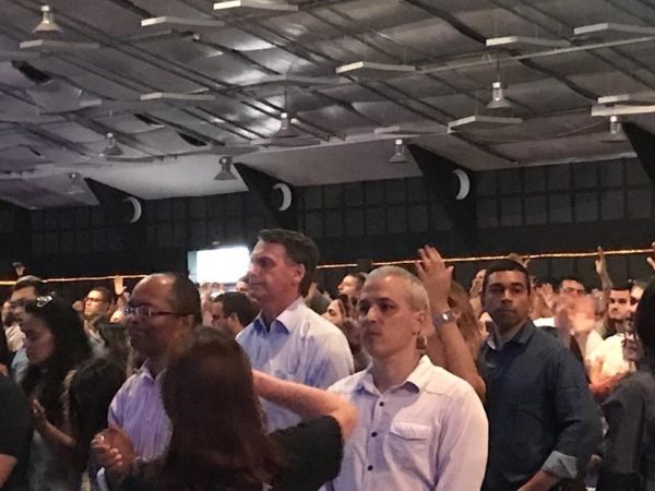 Presidente eleito participou de culto em igreja na Barra da Tijuca acompanhado pela mulher, Michelle Bolsonaro, e seguranças  — Foto: Alba Valéria Mendonça/G1