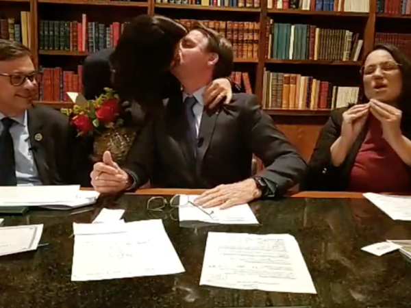 Presidente ganhou beijo da primeira-dama — Foto: Reprodução/Facebook