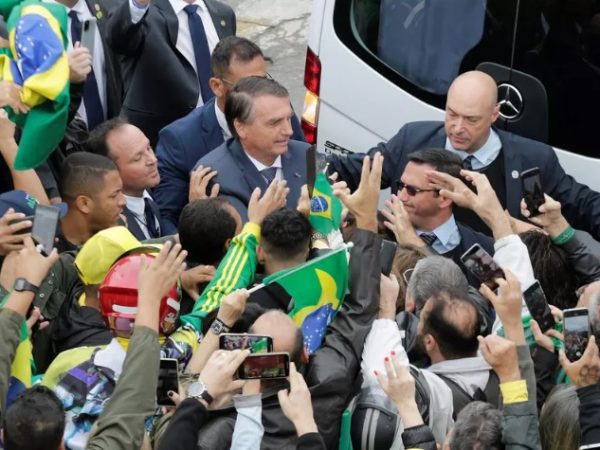 O presidente Jair Bolsonaro (PL) saudou motociclistas e apoiadores nas margens da rodovia Presidente Dutra, próximo a Resende (RJ) — Foto: Divulgação