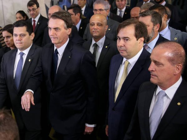 Bolsonaro ao lado de ministros e do presidente da Câmara, Rodrigo Maia - Foto: Pedro Ladeira / Folhapress