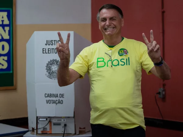 Bolsonaro chegou antes das 8h deste domingo (30) para votar na Vila Militar. — Foto: Eduardo Anizelli/Folhapress