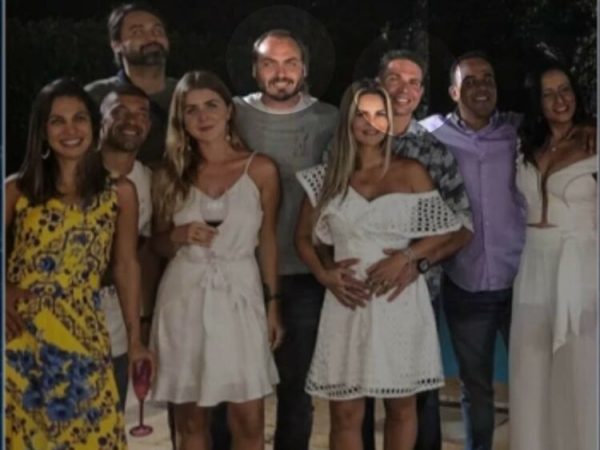 Ramagem, ao lado esquerdo do vereador Carlos Bolsonaro, festejou a virada de 2018 para 2019 com o filho do presidente — Foto: Reprodução