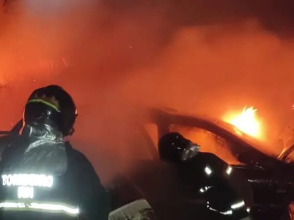 Incêndio destrói veículos em pátio de delegacia na Zona Norte de Natal — Foto: Cedida