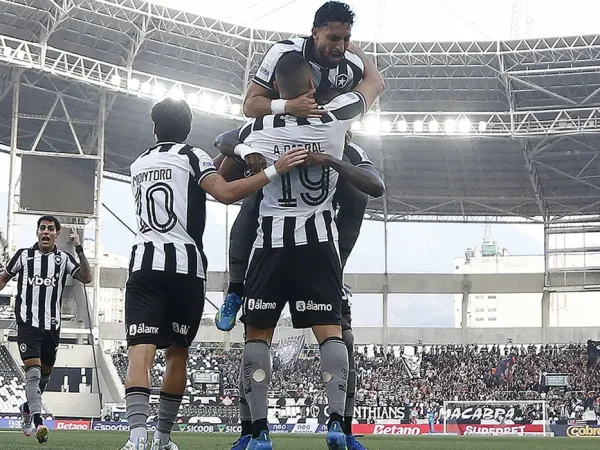 Rio de Janeiro (RJ), 17/05/2026 - Lance de jogo entre Botafogo e Corinthians pelo Campeonato Brasileiro no Estadio Nilton Santos. Foto: Vitor Silva/Botafogo