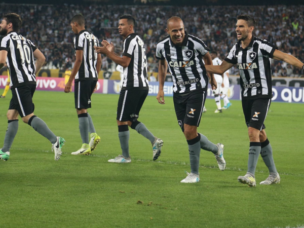 Roger marcou dois gols na vitória do Fogão (Foto: Reprodução/Botafogo)