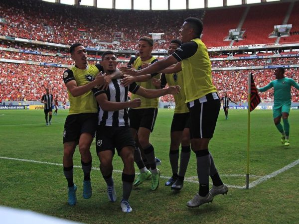 Alvinegro faz 1 a 0 e volta a vencer rival após oito jogos. — Foto: © Vitor Silva/Botafogo