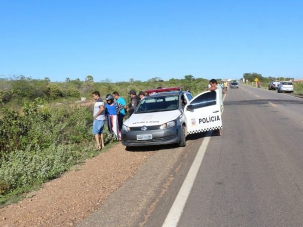 Corpo do taxista foi encontrado em uma das marginais da BR-405 (Foto: Marcelino Neto/O Câmera)