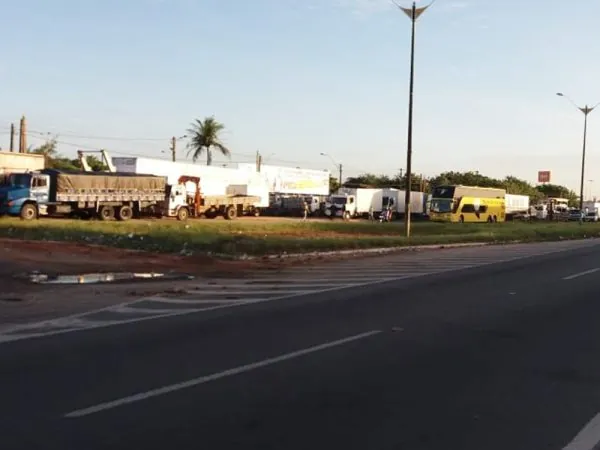 Na BR-101, em Parnamirim, caminhoneiros continuam ocupando as marginais da rodovia (Foto: Ricardo Oliveira/G1)