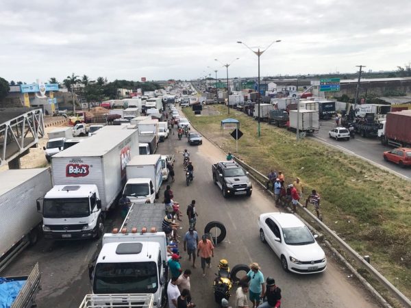 Na BR-101, caminhoneiros protestam desde o início da semana. Bloqueio acontece em frente ao Parque de Exposições Aristófanes Fernandes (Foto: Kleber Teixeira/Inter TV Cabugi)
