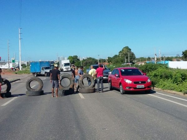 Caminhoneiros usaram pneus para fechar parcialmente a rodovia (Foto: PRF/Divulgação)