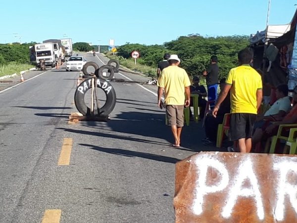 Na BR-427, em Caicó, o sábado já amanheceu com a rodovia parcialmente bloqueada (Foto: Sidney Silva)