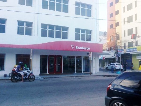 Empresário havia acabado de sair da agência do Bradesco, no Centro de Mossoró, quando foi surpreendido pelos criminosos (Foto: Alcivan Villar/Fim da Linha)