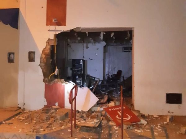 Criminosos usaram dinamite para detonar o caixa; parte da agência ficou destruída com a força da explosão — Foto: PMRN/Divulgação