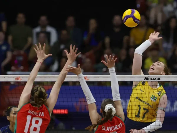 Lance de jogo de vôlei entre Brasil e. Bulgária. Foto: Patricy Albuquerque/CBV