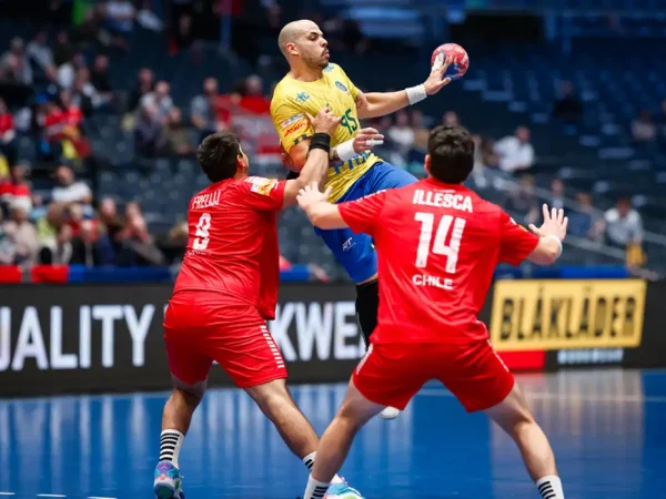 Brasil vence Chile poe 28 a 24, em primeiro jogo da segunda fase do Mundial de Handebol Masculino, em 22/01/2024