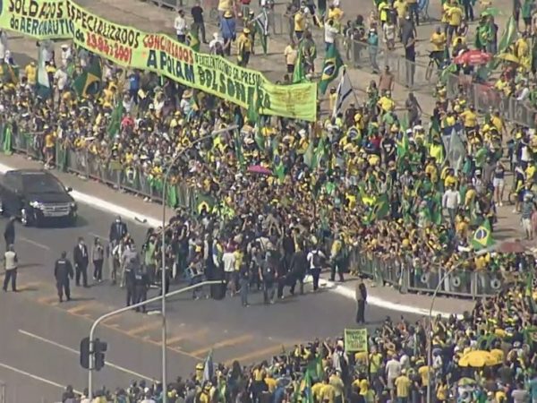 Bolsonaro participa de ato de apoiadores em Brasília e causa aglomeração — Foto: Reprodução/TV Globo