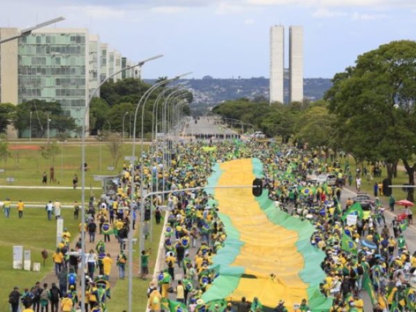 Dezenas de ônibus, centenas de carros e centenas de pessoas chegaram na capital federal para a manifestação. — Foto: Sérgio Lima/Poder360