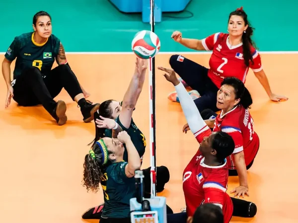 Seleção brasileira feminina de vôlei sentado derrota França por 3 sets a 0 e avança às oitavas de final do Mundial, em 13/07/2026