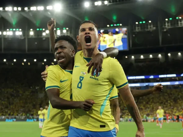 Bruno Guimarães e Vinícius Jr celebram gol do Brasil contra o Panamá
  31 de maio de 2026      REUTERS/Ricardo Moraes