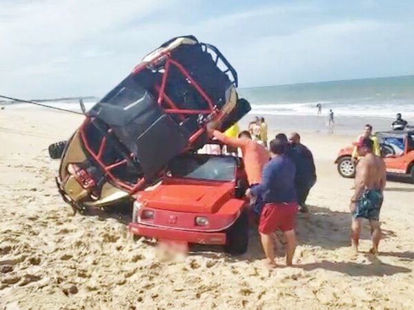 Acidente aconteceu neste sábado (7) na praia de Pitangui, em Extremoz. Ninguém se feriu — Foto: Redes Sociais.