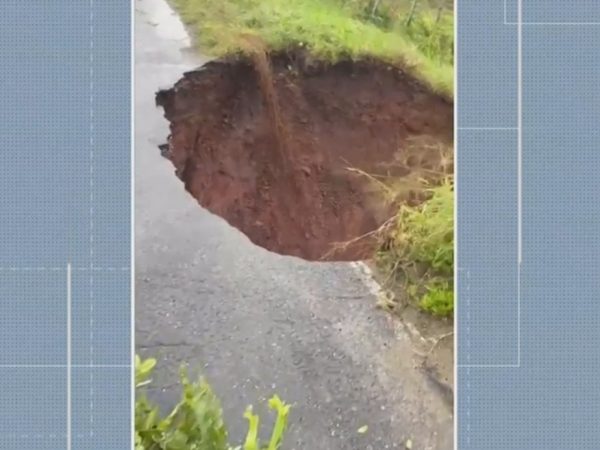 Parte de ponte que liga duas cidades no Brejo da PB desabada e é parcialmente interditada — Foto: TV Cabo Branco