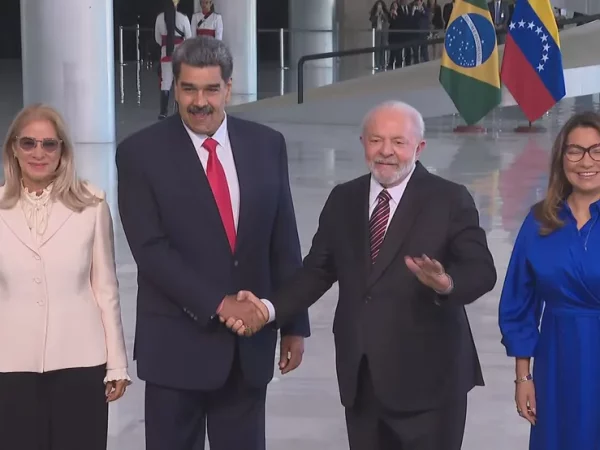 Presidentes Luiz Inácio Lula da Silva e Nicolás Maduro, acompanhados das primeiras-damas, no Palácio do Planalto — Foto: TV Globo/Reprodução