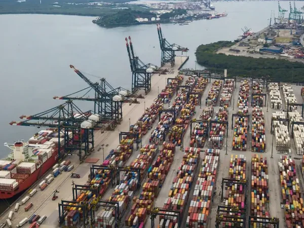 O Porto de Santos responde por quase 30% da balança comercial do país. Importação, exportação, balança comercial, porto, navio, container,  comércio exterior - Foto: Divulgação/Porto de Santos