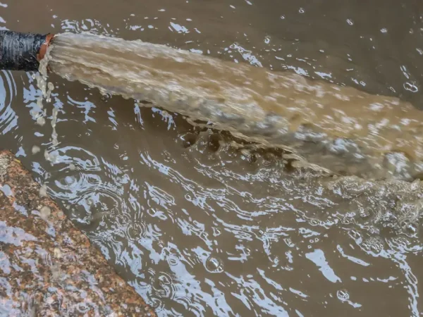 Porto Alegre (RS), 20/05/2024 – CHUVAS RS- LIMPEZA - Comerciantes retiram entulho e limpam lojas para retomar os negócios no Centro Histórico de Porto Alegre. Foto: Rafa Neddermeyer/Agência Brasil
