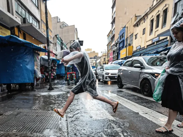 São Paulo (SP), 18/02/2025 - Calor de 35ºC e chuva forte a tarde no centro de São Paulo. Foto: Paulo Pinto/Agência Brasil