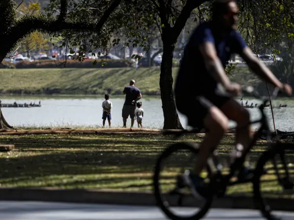 São Paulo (SP) 31/08/2024 - Paulistanos aproveitam o calor em São Paulo no Parque do Ibirapuera.. Foto: Paulo Pinto/Agência Brasil