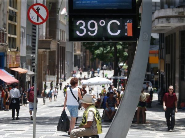 São Paulo SP 12/11/2023 Termometro marcando 39 graus na região da Praça da Sé.   Foto: Paulo Pinto/Agência Brasil
