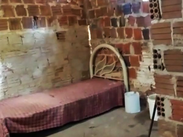 Dentro da casa havia apenas uma cama de solteiro e um vaso sanitário — Foto: Polícia Civil do RN/Divulgação