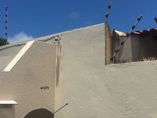 Câmera era instalada no muro de residência no bairro Potilândia, quando arrastão aconteceu (Foto: Mauro Terayama/ Inter TV Cabugi)