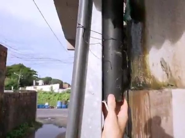 Operação encontra câmera do tráfico em poste e repórter reage: 'não é possível' — Foto: Reprodução/TV Globo